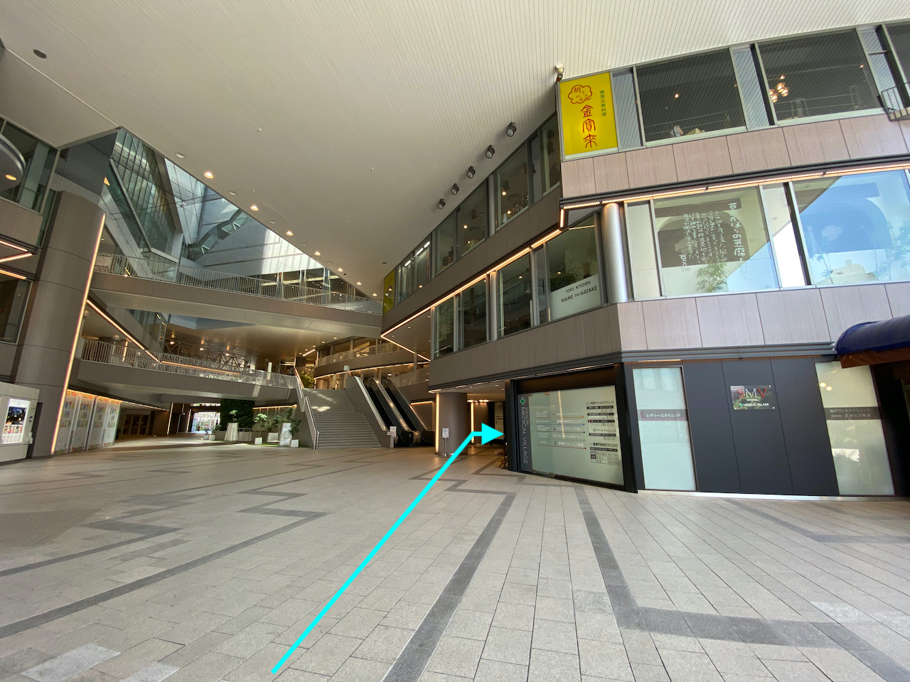 （4）出電梯後，請直接走進位於您右手邊的「新神戸メディカルビレッジ」(新神户Medi-Village)。